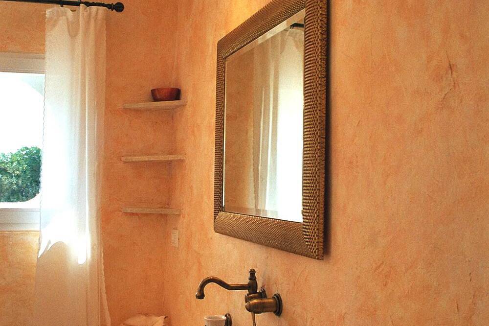 Apartamento entero, Refined & Charming Garden Suite directly by the Sea – for 2 Guests in Marina di Ostuni, Salento