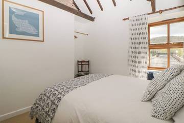Log Cabin for 5 People in Plymouth, South Devon, Photo 4