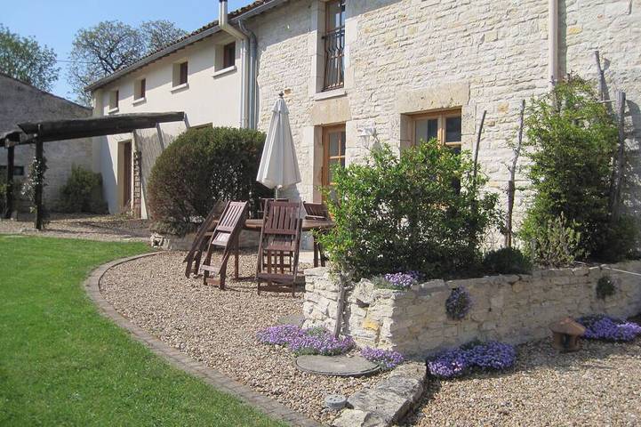 Gîte pour 6 personnes, avec jardin et piscine à Crézières