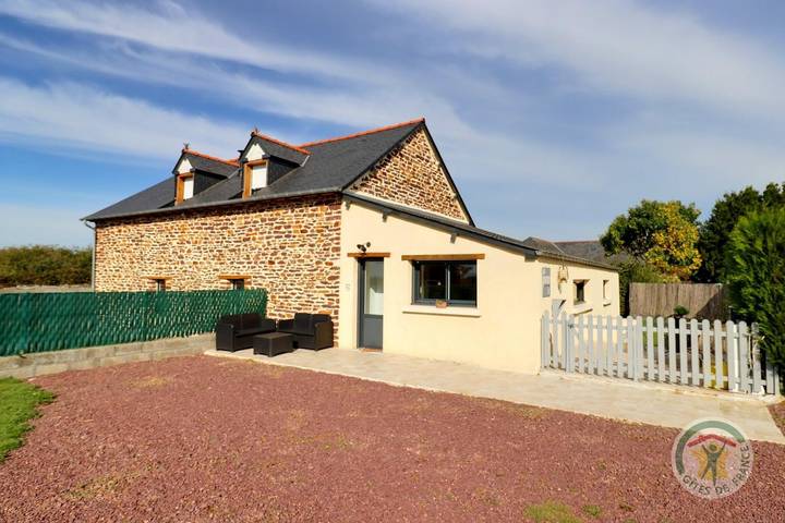 Gîte pour 3 personnes, avec Terrasse ainsi que Jardin et Vue à Gaël (Ille-et-Vilaine)