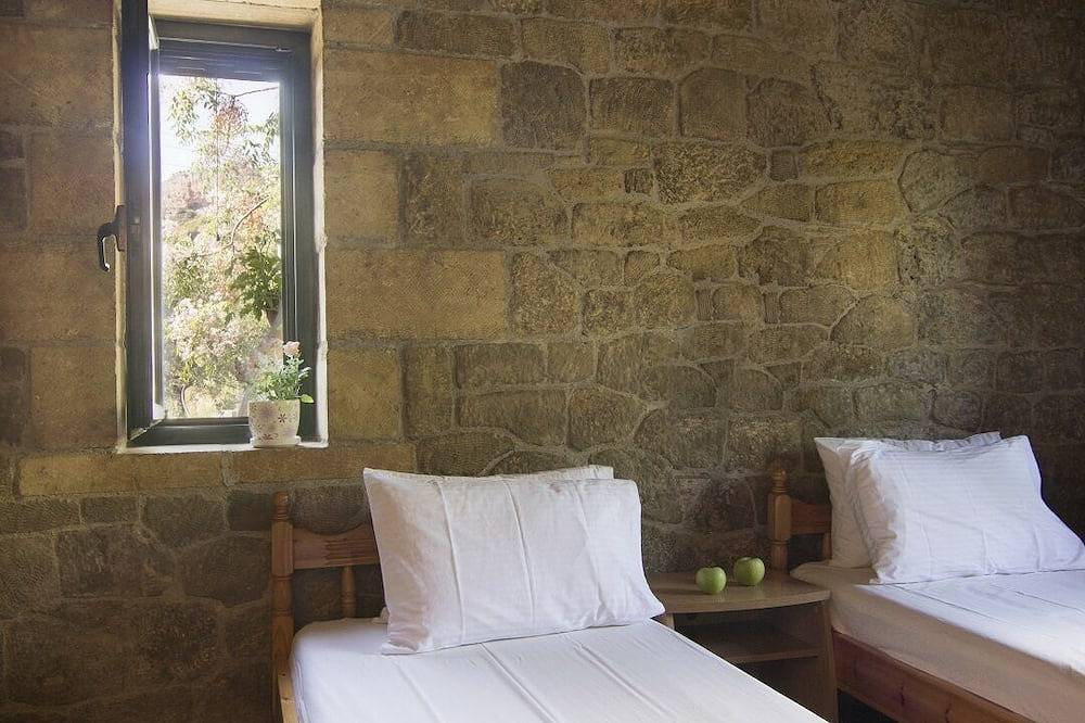 Traditioneel huisje in de rust van de olijfgaard in Stoupa, Messenia