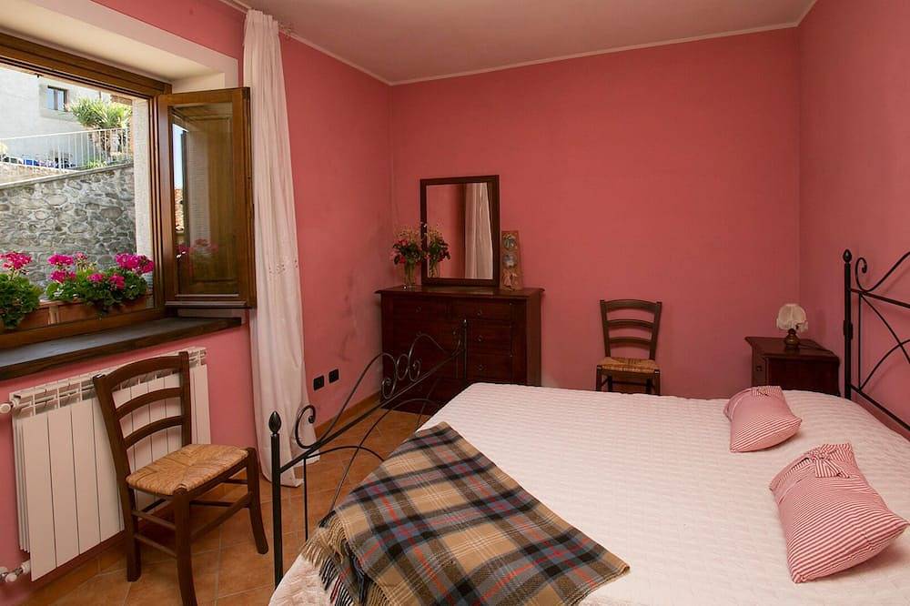Two Apartments, Private Pool, Walk to Village Restaurants, Sleeps 12, Great view in Castiglione di Garfagnana, Garfagnana
