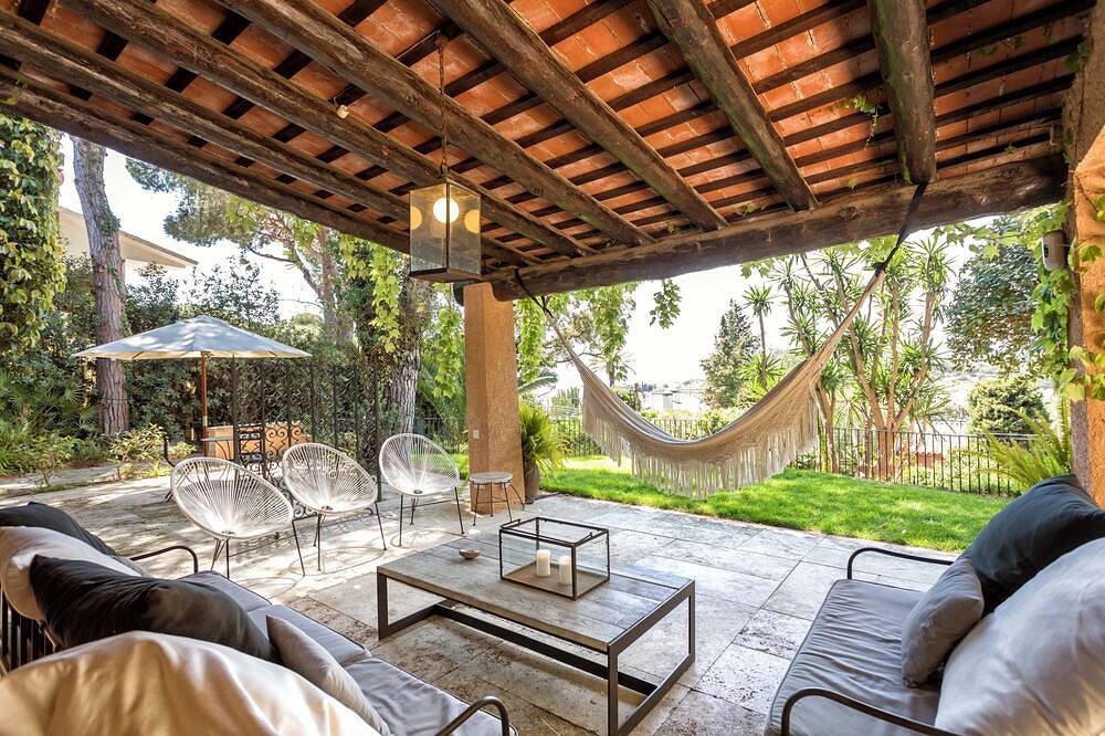 Acuarela House with garden and large private pool. 25 minutes from Barcelona and 10 minutes from the beach in Urbanizacion Montcabrer, Cabrils