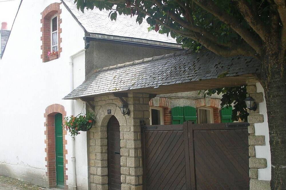 Riverside cottage in Medieval Josselin, great for sightseeing or relaxing in Josselin, Pontivy region