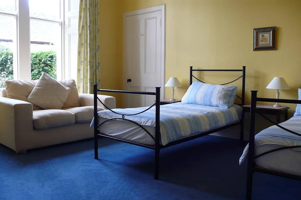 Entire apartment, Elegant Victorian self catering flat (5 people) in Crieff, the heart of Scotland in Crieff, Perthshire
