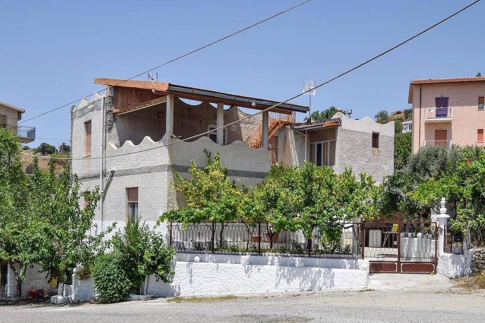 4 bedroom cozy home in Reggio Calabria in Reggio Calabria, Tyrrhenian Coast Kalabria
