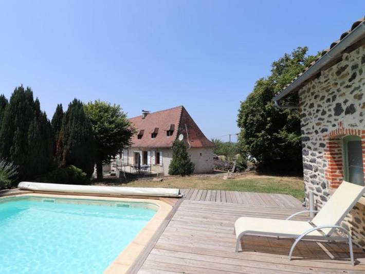 Location de vacances pour 6 personnes, avec Terrasse ainsi que Jardin et Piscine à Arnac