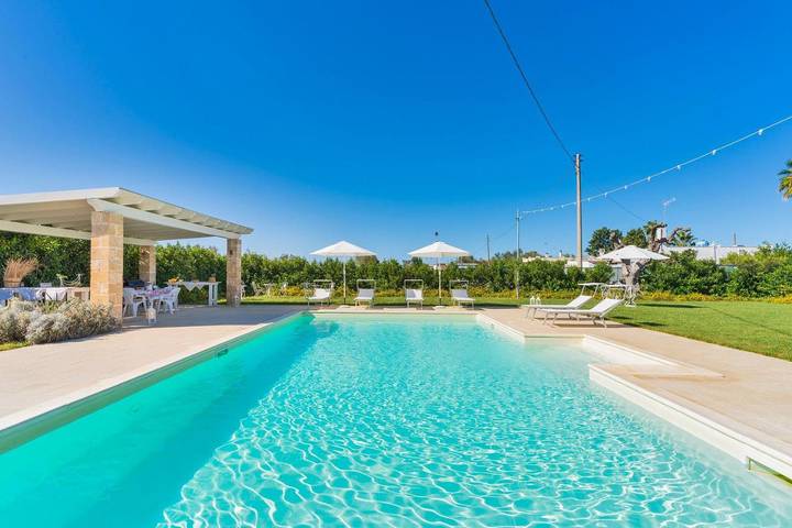 Apartahotel para 5 personas, con jardín además de vistas y piscina en Apulia