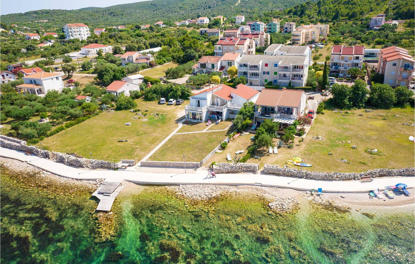 Ganze Ferienwohnung, Gemütliche Ferienwohnung mit Terrasse, 100 m zur Küste und 600 m zum Stadtzentrum in Dobropoljana, Pasman