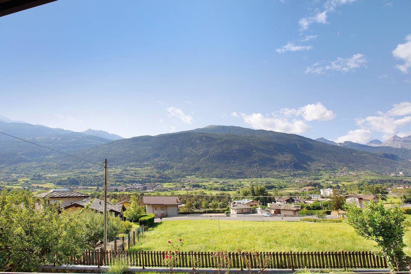 Geheel appartement, Appartement 'Casa Sabrina - Appartamento Bianco' met Uitzicht op de Bergen, Privéterras en Wi-Fi in Comune di Sarre, Walliser Alpen