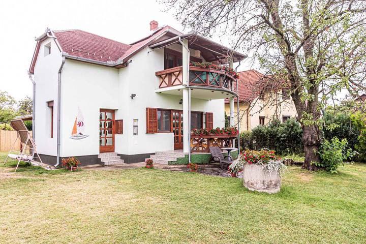 Ganze Ferienwohnung, Ferienwohnung nur 200 m von dem Strand entfernt in Balatonmariafürdö, Plattensee Südufer