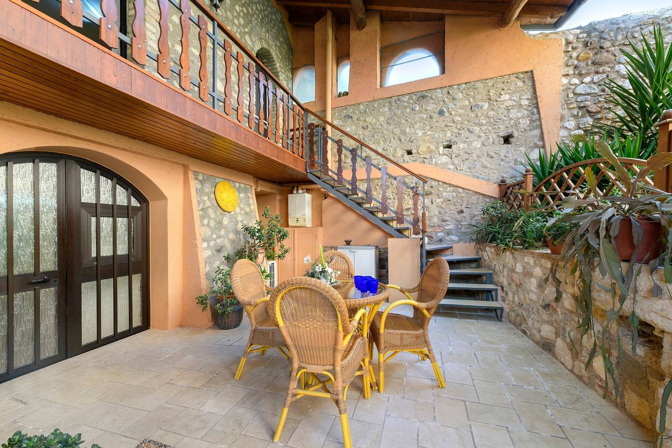 Entire apartment, Apartment 'Luna' with Shared Terrace, Wi-Fi and Air Conditioning in San Felice del Benaco, Garda Mountains