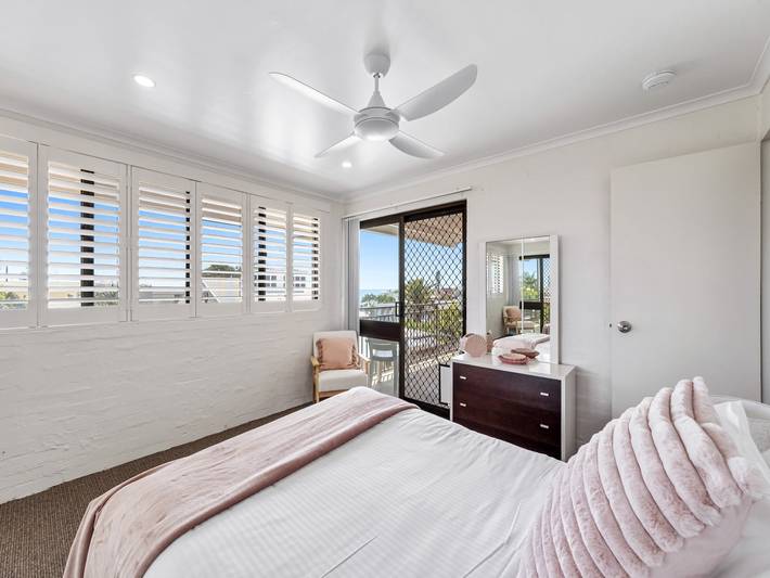 Entire apartment, Quaint 2-Bed Beach Abode with Ocean Views in Alexandra Headland, Sunshine Coast