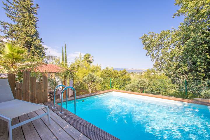 Villa 'Palmiers En Couleurs' con vista montagne, piscina privata e Wi-Fi in Cuers, Costa mediterranea (Francia)