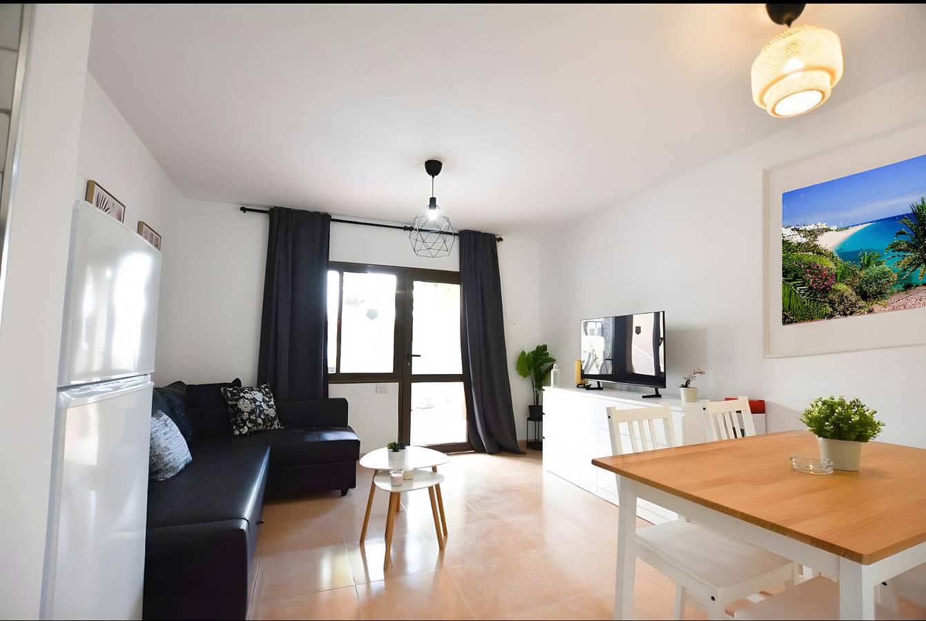 Apartamento inteiro, Férias 'Coral Bliss' com Piscina Partilhada, Terraço Privado e Wi-Fi in Corralejo, La Oliva