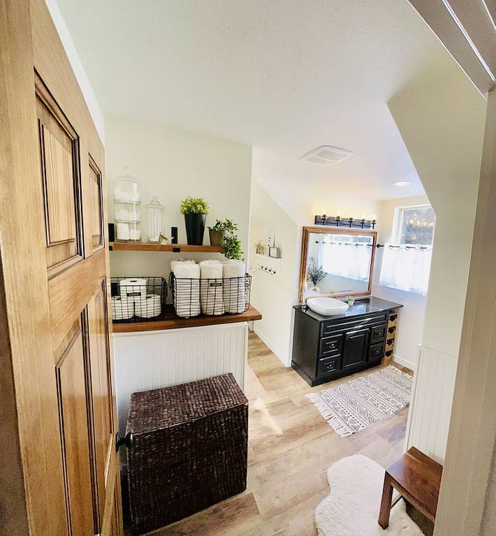 Glamping for 6 people, with yard and hot tub in Idaho