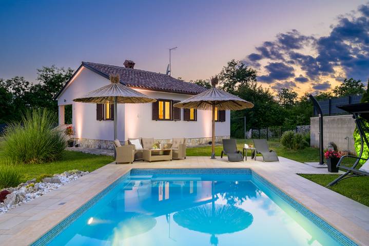 Ferienhaus für 5 Personen, mit Terrasse und Garten sowie Pool
