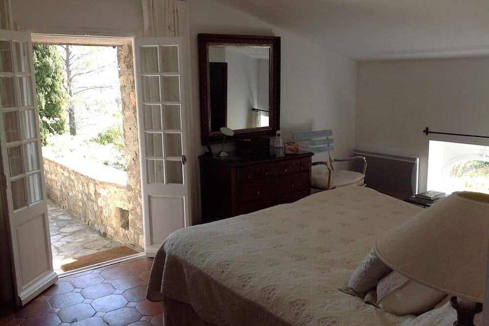Wonderful old farmhouse 5 minutes from the medieval village of Seillans. in Seillans, Région de Draguignan