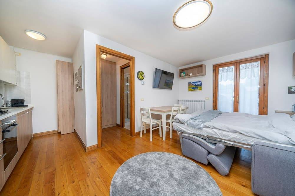 Entire apartment, Charming studio in Tarvisio, ideal for 3 people, equipped with a balcony offering breathtaking views of the Alps. The accommodation is perfect for a romantic getaway or a nature adventure. Tarvisio is a paradise for winter sports enthusiasts and trekkers in Tarvisio, Karnischer Hauptkamm