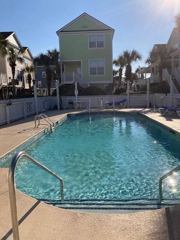 Vacation rental for 10 people, with terrace and pool as well as yard in Surfside Beach