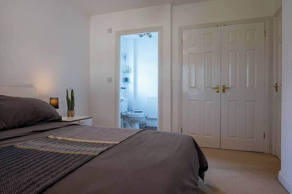 Smart & Cosy Family Home, Quiet Road, Dog Friendly, Smart House, Quiet, Private Road in Cheltenham, Gloucestershire