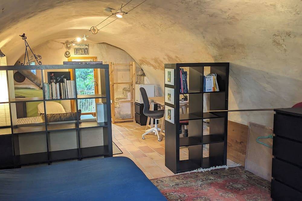 Large, naturally cool vaulted room in a former sheepfold in La Tour-d'Aigues, Parc naturel régional du Luberon