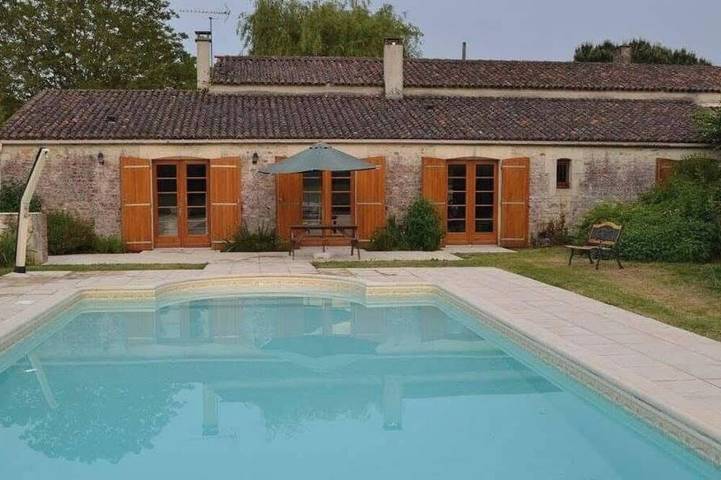 Location de vacances pour 12 personnes, avec jardin et terrasse à Saint-André-de-Lidon