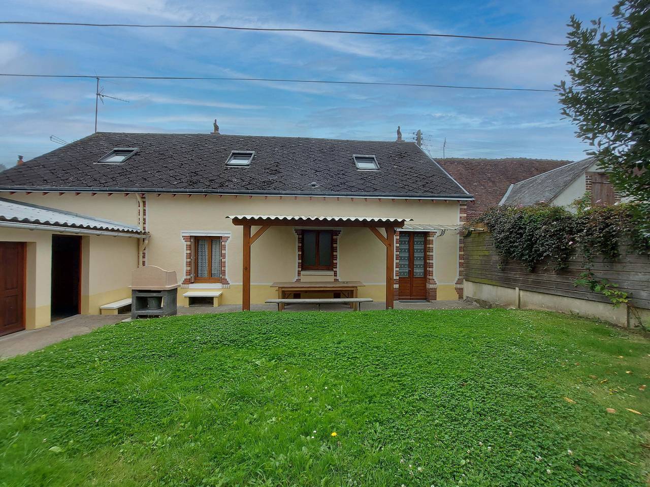 Geräumiges Stadthaus mit Garten, Kamin und Tischtennisplatte – ideal für Familien, 50 m zu E-Ladestation in La Bazoche-Gouet, Nogent-le-Rotrou und Umgebung