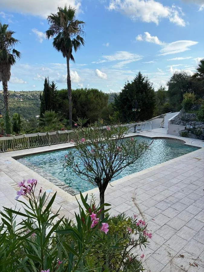 Alojamiento y desayuno para 2 personas, con piscina además de vistas y jardín - 1