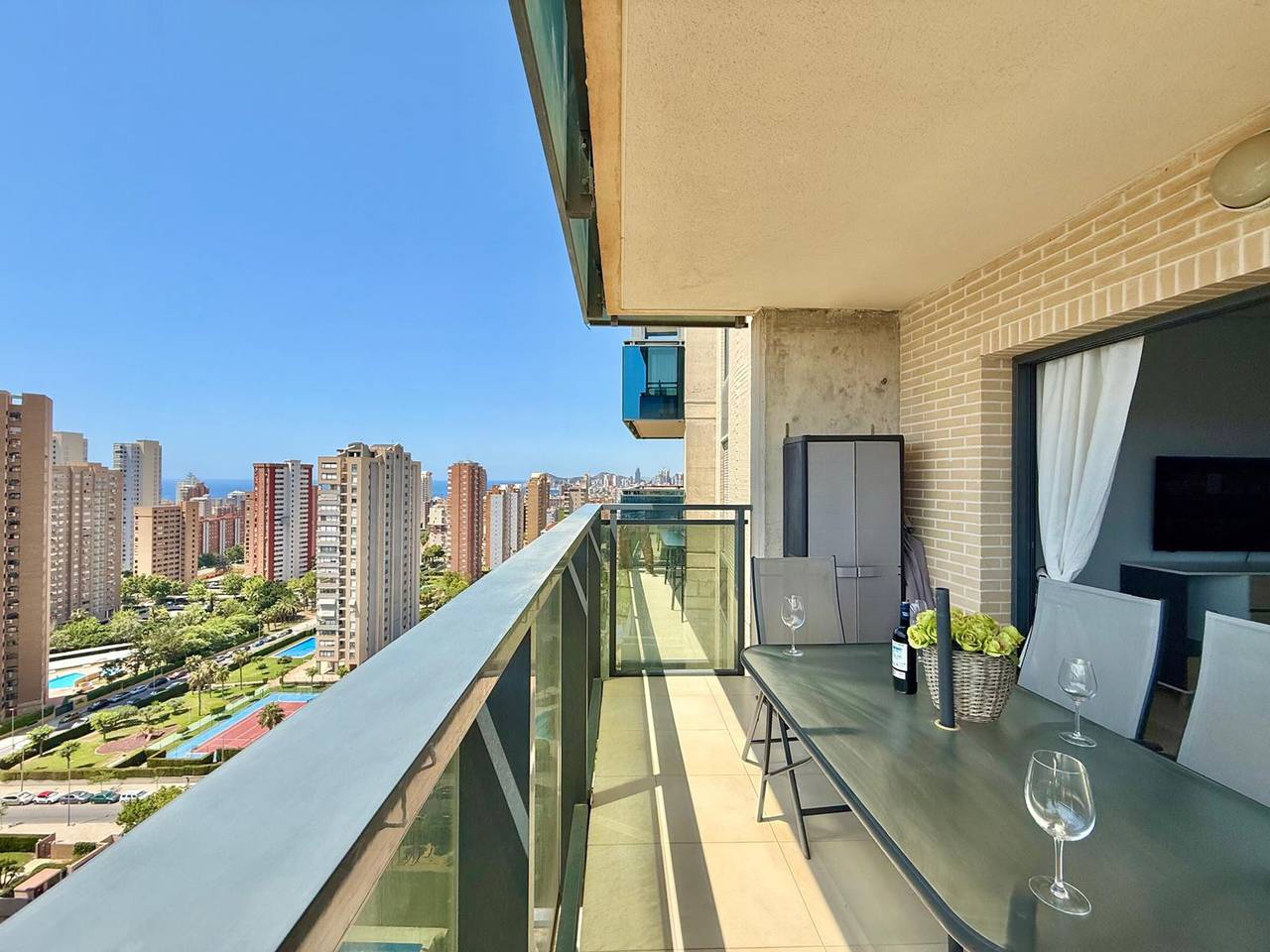 Geheel appartement, Spacious apartment with Ac - 4 guests in Benidorm, Costa Blanca