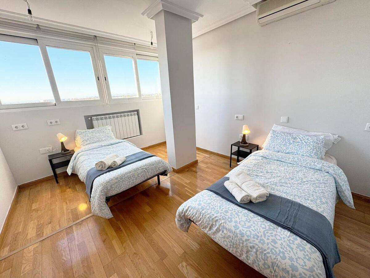 Appartement entier, Madrid Luxe Oasis 4 Bedroom with Terrace & Pool in Torrejón de Ardoz, Área Metropolitana de Madrid