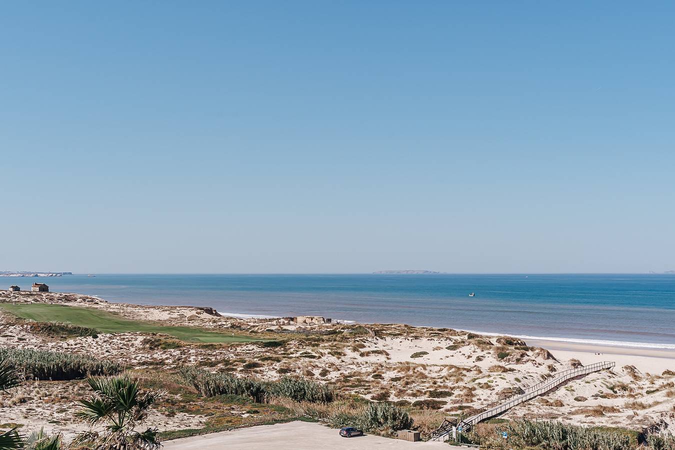 Apartamento inteiro, 'Beachfront Atlantic Sunset A07' com Piscina Partilhada, Vista para o Mar & Wi-Fi in Amoreira, Leiria distrito