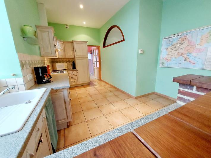 Maison spacieuse avec piscine intérieure chauffée, billard, et terrasses, idéal famille/amis in Carelles, Mayenne