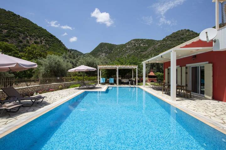 Villa with pool for 10 people, with garden and pool, with pets in Lefkada