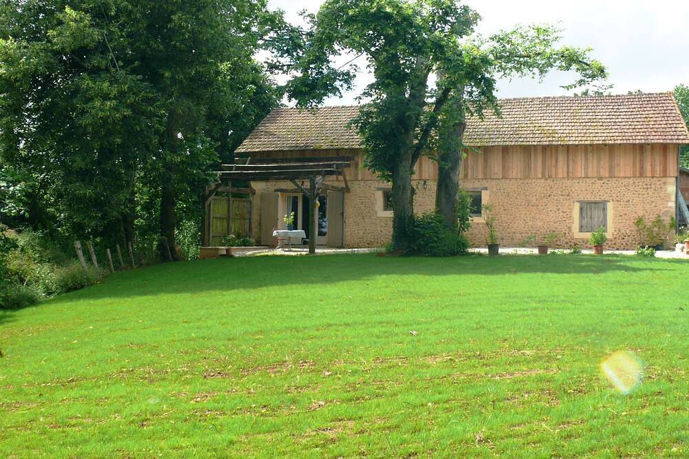 Maison indépendante avec terrasse ombragée, gd terrain, au calme. in La Douze, Périgord Blanc