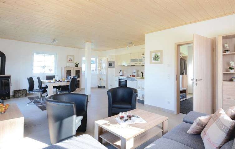 Rückzugsort am Strand mit Terrasse und Parkplatz in Altefähr, Rügen