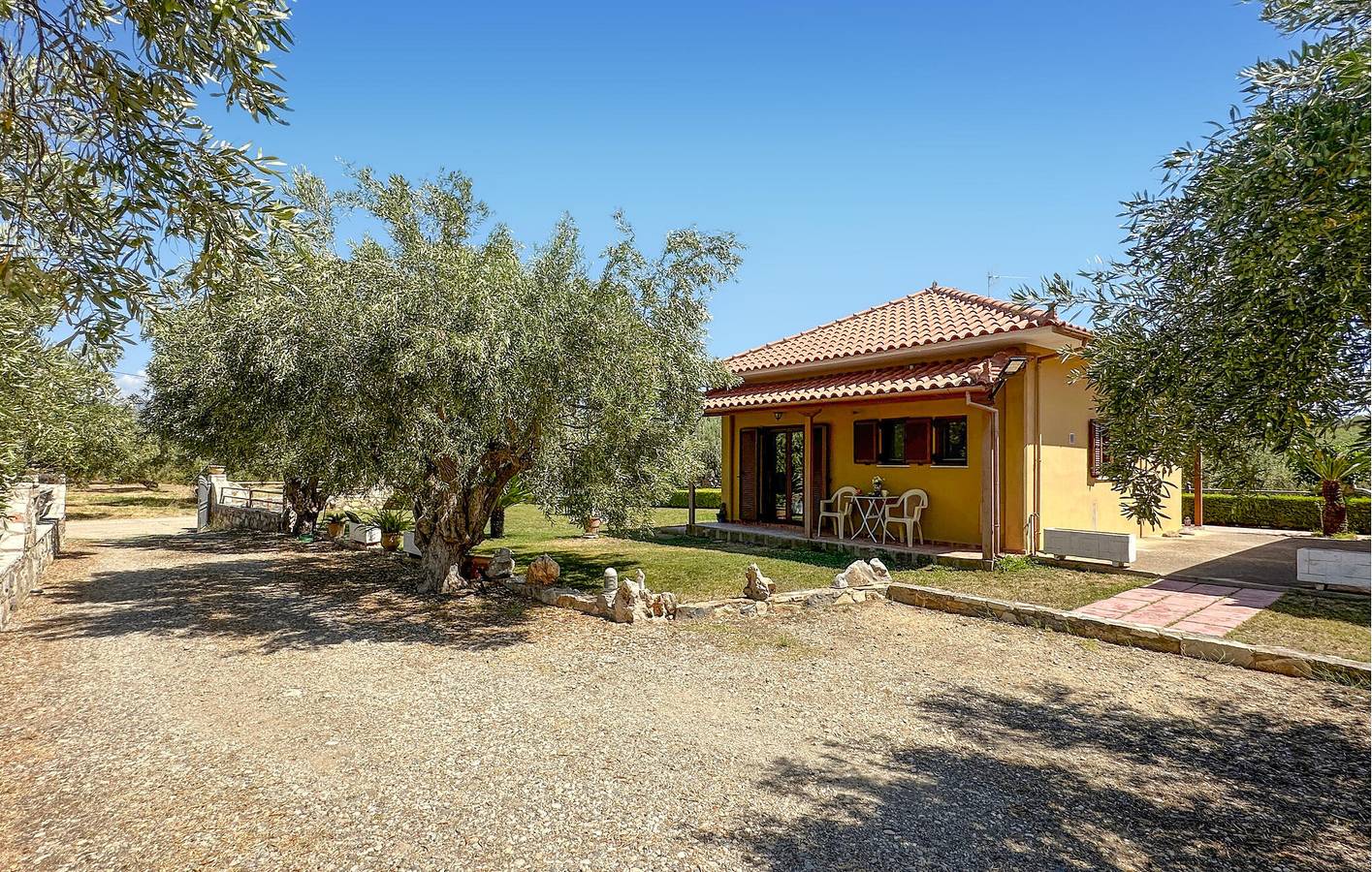 Apartamento con vistas a la montaña, aparcamiento, jardín, a 300 m de la costa y del centro de la ciudad in Agios Andrés, Kynouria