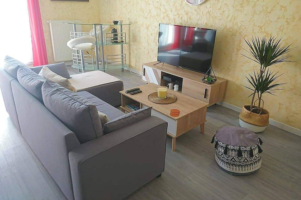 Entire apartment, Large apartment T2, quiet, near Lyon, balcony parking and transport in Saint-Priest, Rhône