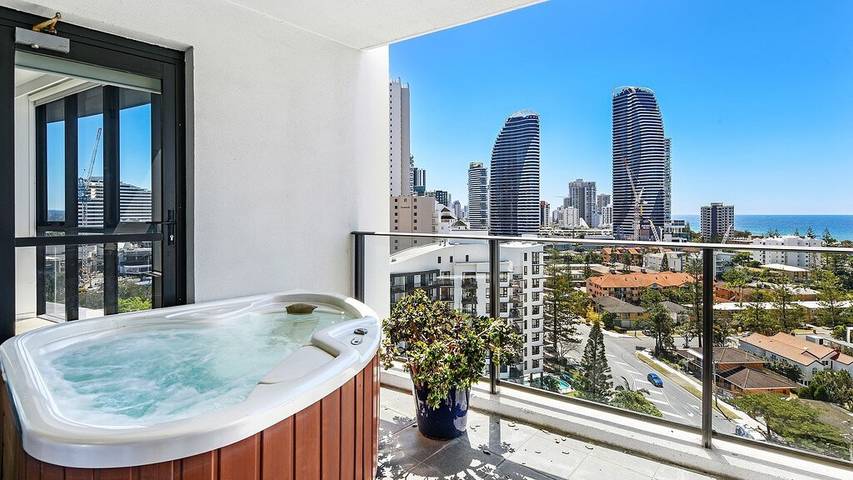 Holiday rental for 6 people, with hot tub and pool as well as balcony in Broadbeach