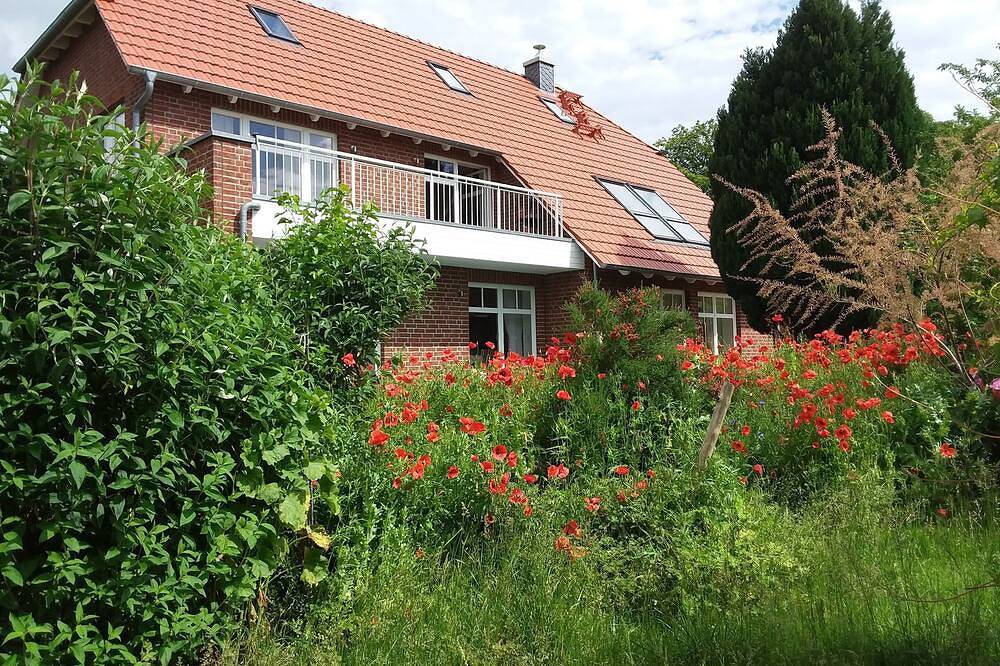 Ganze Wohnung, Ruhige Fewo im Grünen mit Balkon, Terrasse und großem Garten in Sehlen, Bergen auf Rügen und Umgebung