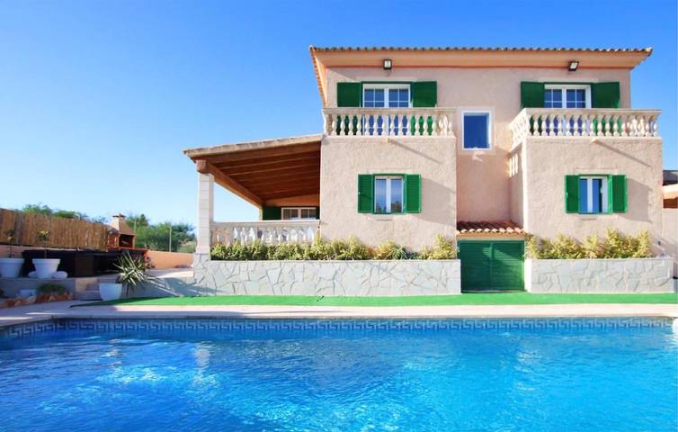 Vakantiehuis voor 8 personen, with Terras and Tuin as well as Zwembad in Calas de Mallorca