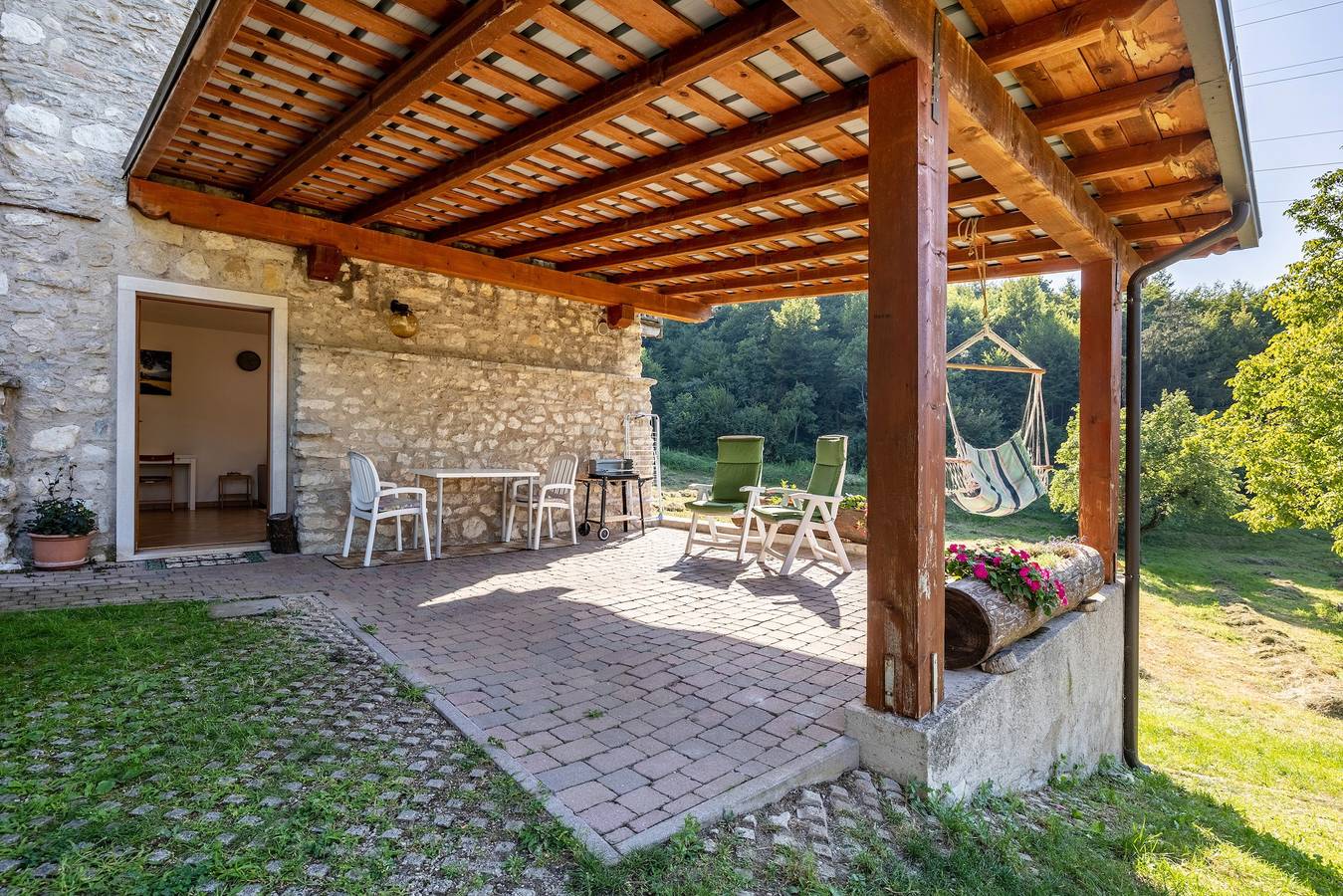 Entire studio, 'Panoramic Green' Studio with Lake View, Private Terrace and Wi-Fi in Malcesine, Garda Mountains