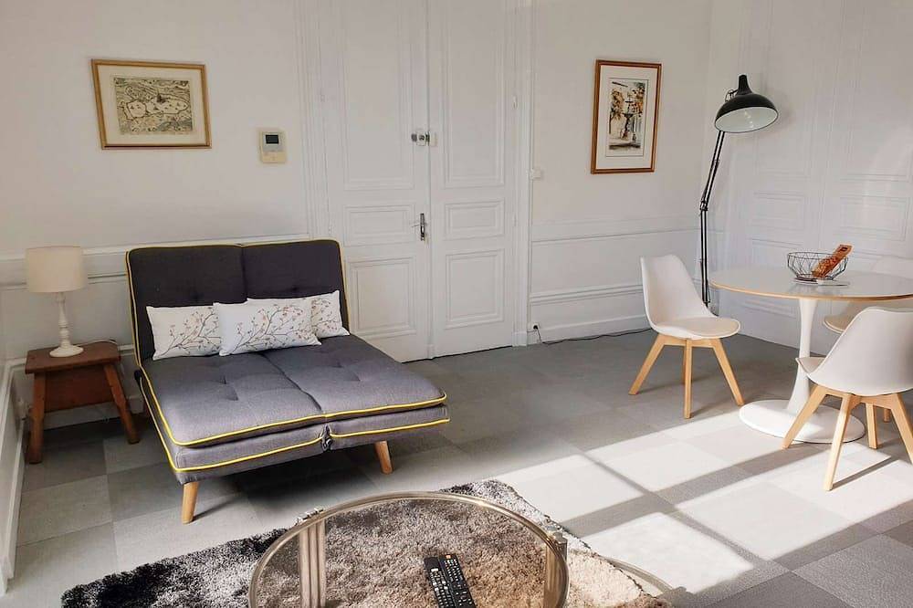 Entire apartment, Nice T2 downtown, courtyard, air conditioning in Angoulême, Charente