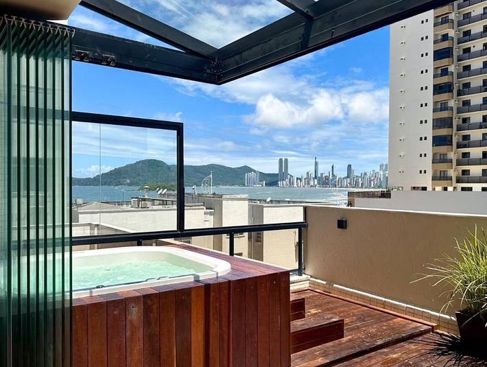 Casas e apartamentos de temporada para 8 pessoas, com balcão e piscina e ainda jacuzzi em Praia Brava SC