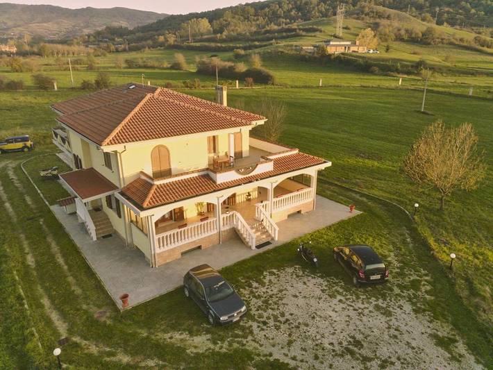 Gîte pour 8 personnes, avec Balcon et Jacuzzi ainsi que Terrasse et Jardin à Pescasseroli