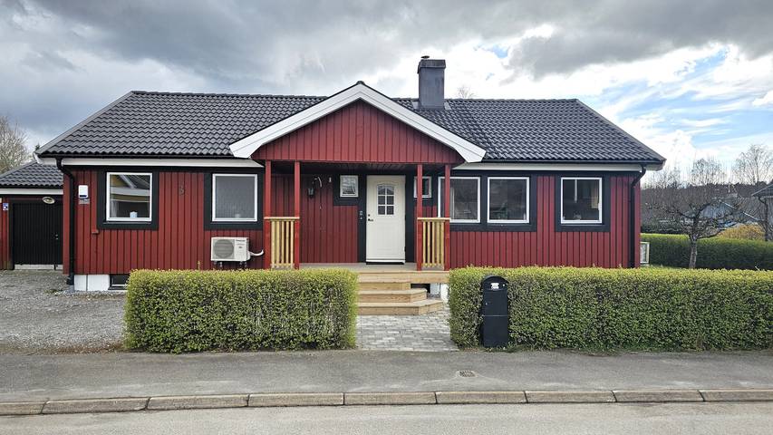 Ferienhaus für 8 Personen, mit Whirlpool und Terrasse sowie Garten und Sauna in Henan