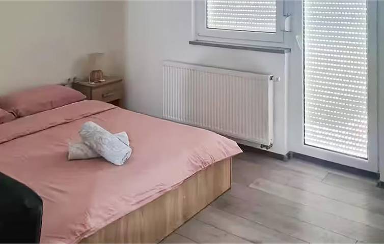 Modernes Apartment mit 2 Schlafzimmern, Pool, WLAN und Parkplatz in der Nähe des Flusses Glogovica in Brod-Posavina