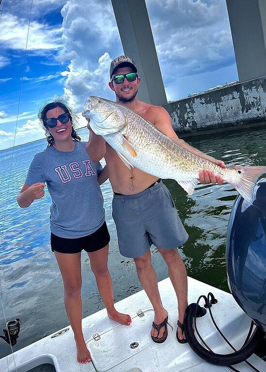 Schöne große Haus am Wasser in der Bucht mit beleuchteter Fishing Pier. in Grand Isle, Jefferson Parish