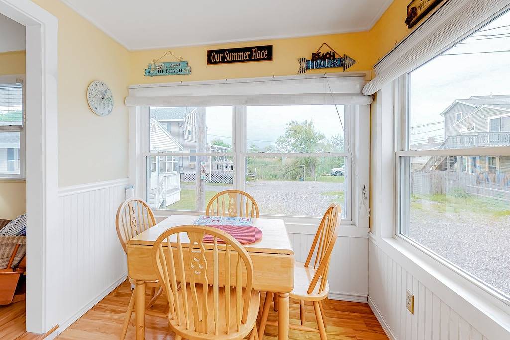 Cottage with deck & sunroom - steps to Long Sands Beach in Cape Neddick, York County