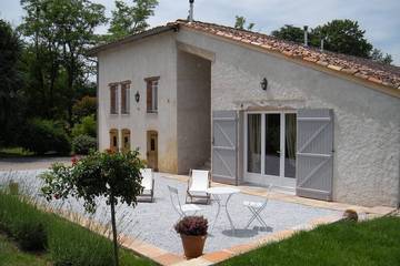 Location de vacances pour 2 personnes, avec jardin ainsi que piscine et terrasse à Montans